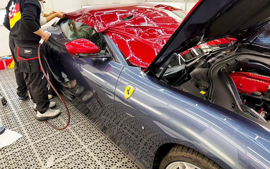 施工開始｜徹底した下地処理と貼り込み